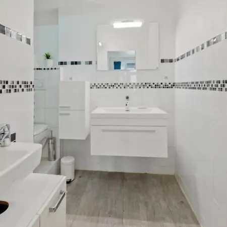 Cozy 2 Bedroom In * Parigi